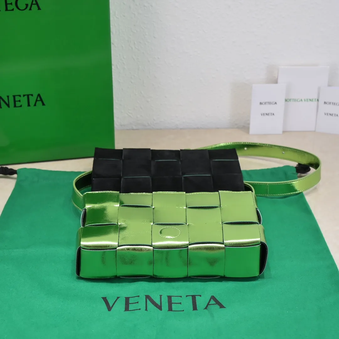 B’s new product is online!  The most popular CASSETTE square bag has new samples! If you think the original look is ordinary, then you will definitely like this one😍 The leaf-green slightly wrinkled bright metal and the often woven appearance present a classic work with a cool high-end feel. The look is already super cool when you pick it up. You must have the most special color. Size: 23x15x6. Model number; 6687